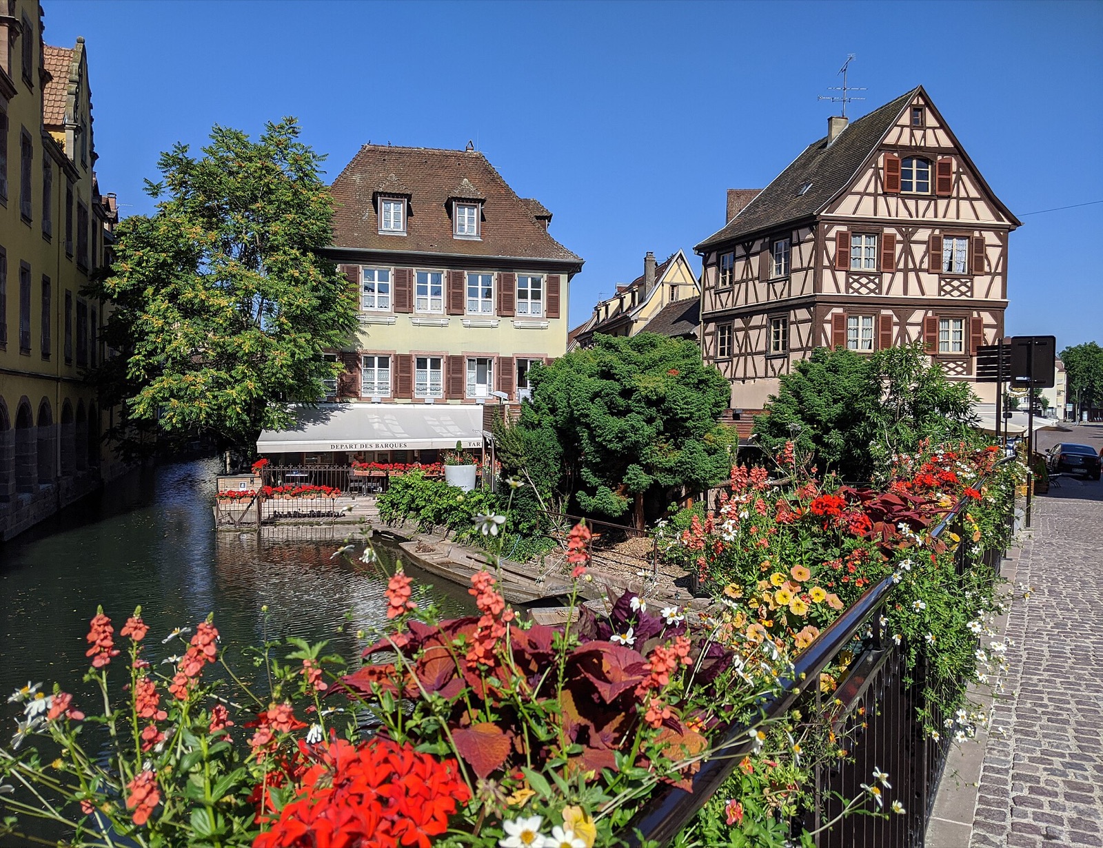 La Petite Venise de Colmar en juin, maisons à colombages et fleurs au bord de la Lauch