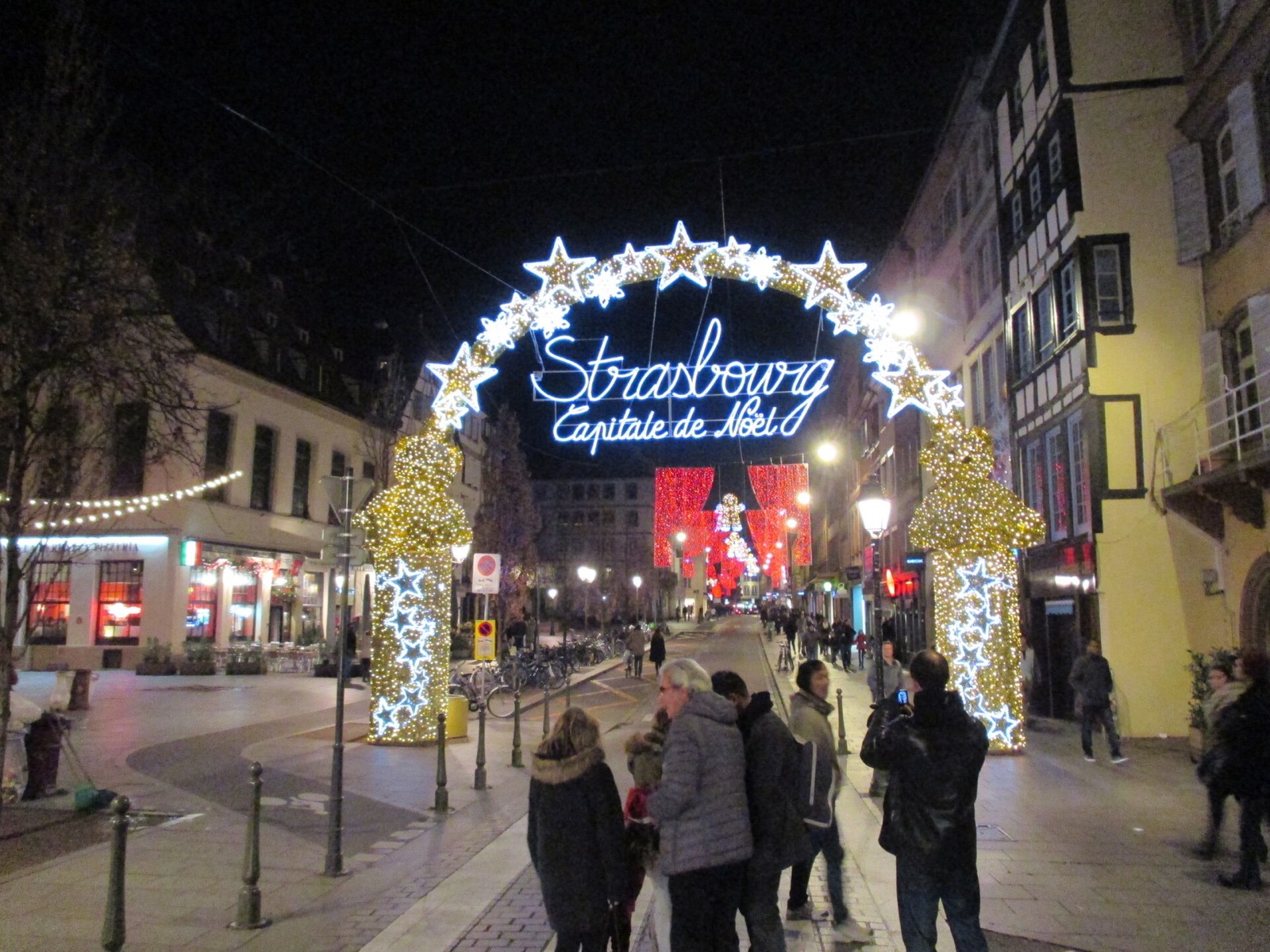 Arche lumineuse « Strasbourg Capitale de Noël » à l'entrée du marché de Noël, le soir
